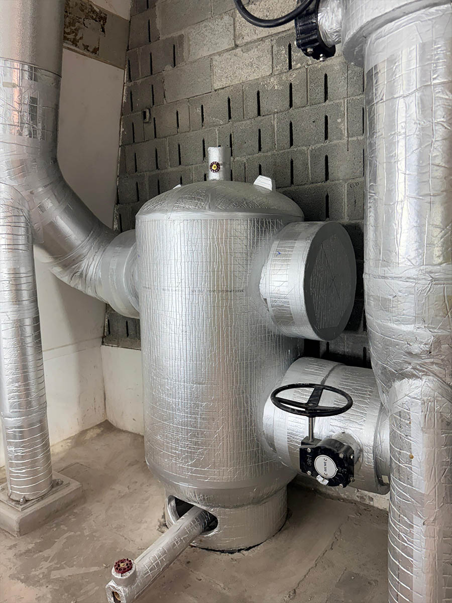 Thermal insulation applied to a cylindrical vessel and its connecting pipework